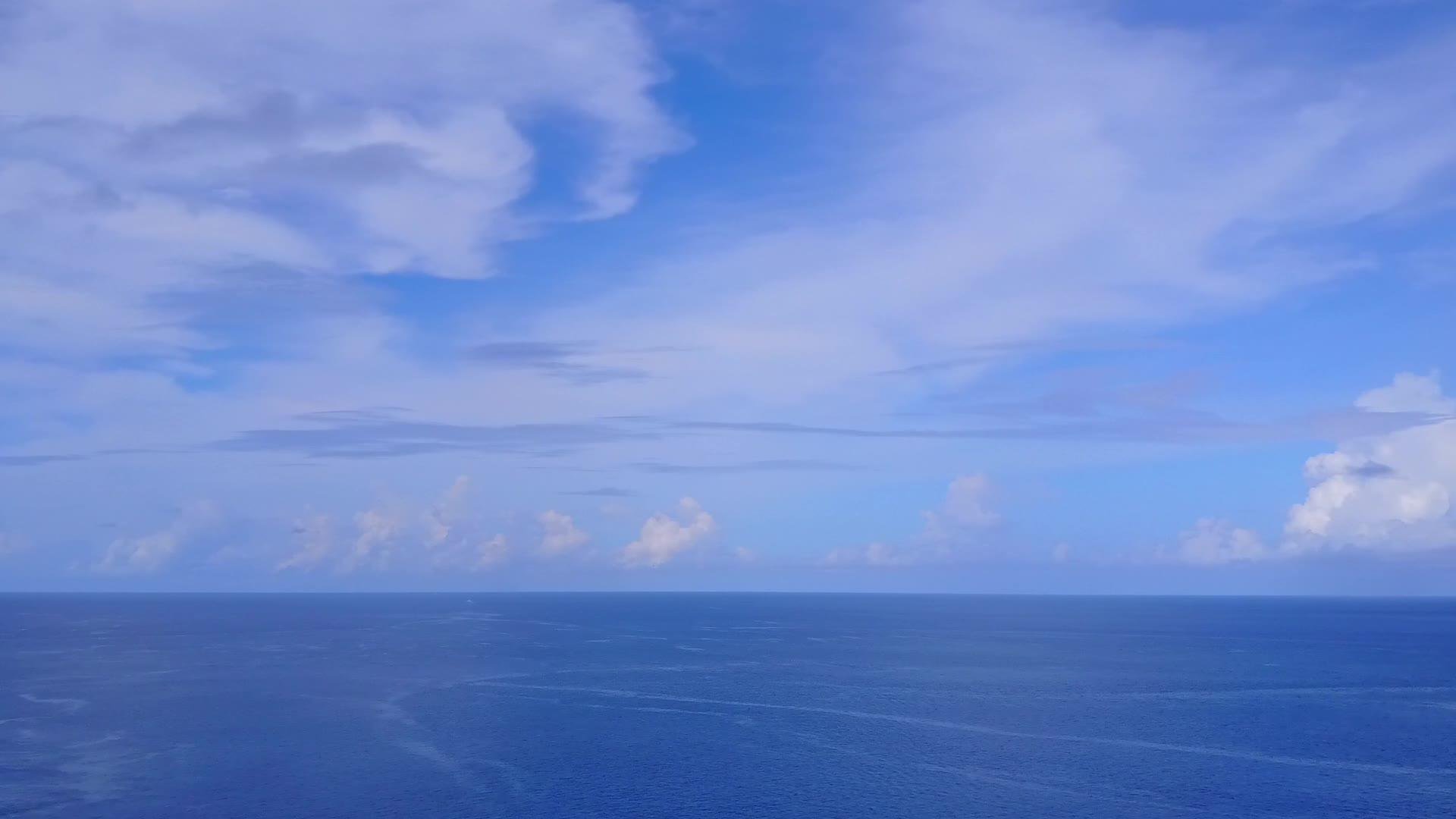在蓝色、绿色的水和白色的沙子的背景下天堂海岸海滩冒险无人机景观视频的预览图