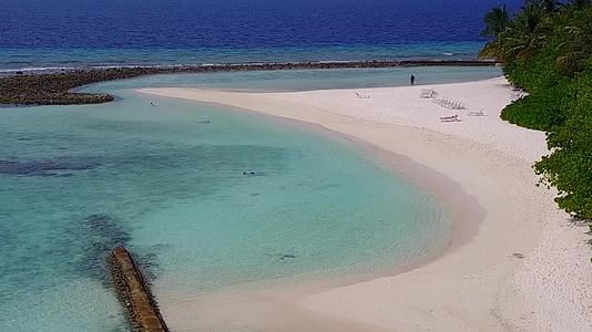 蓝海白沙背景天堂海岸线海滩航程空中无人机全景视频的预览图