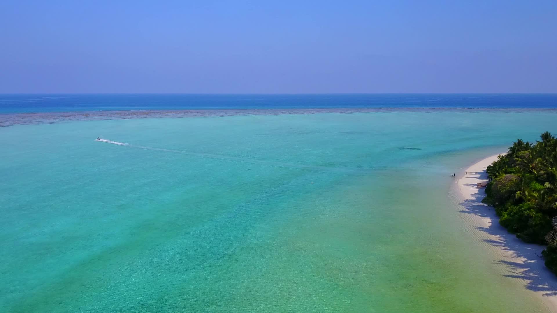 空中无人驾驶飞机在蓝绿色海滩探险旅行视频的预览图