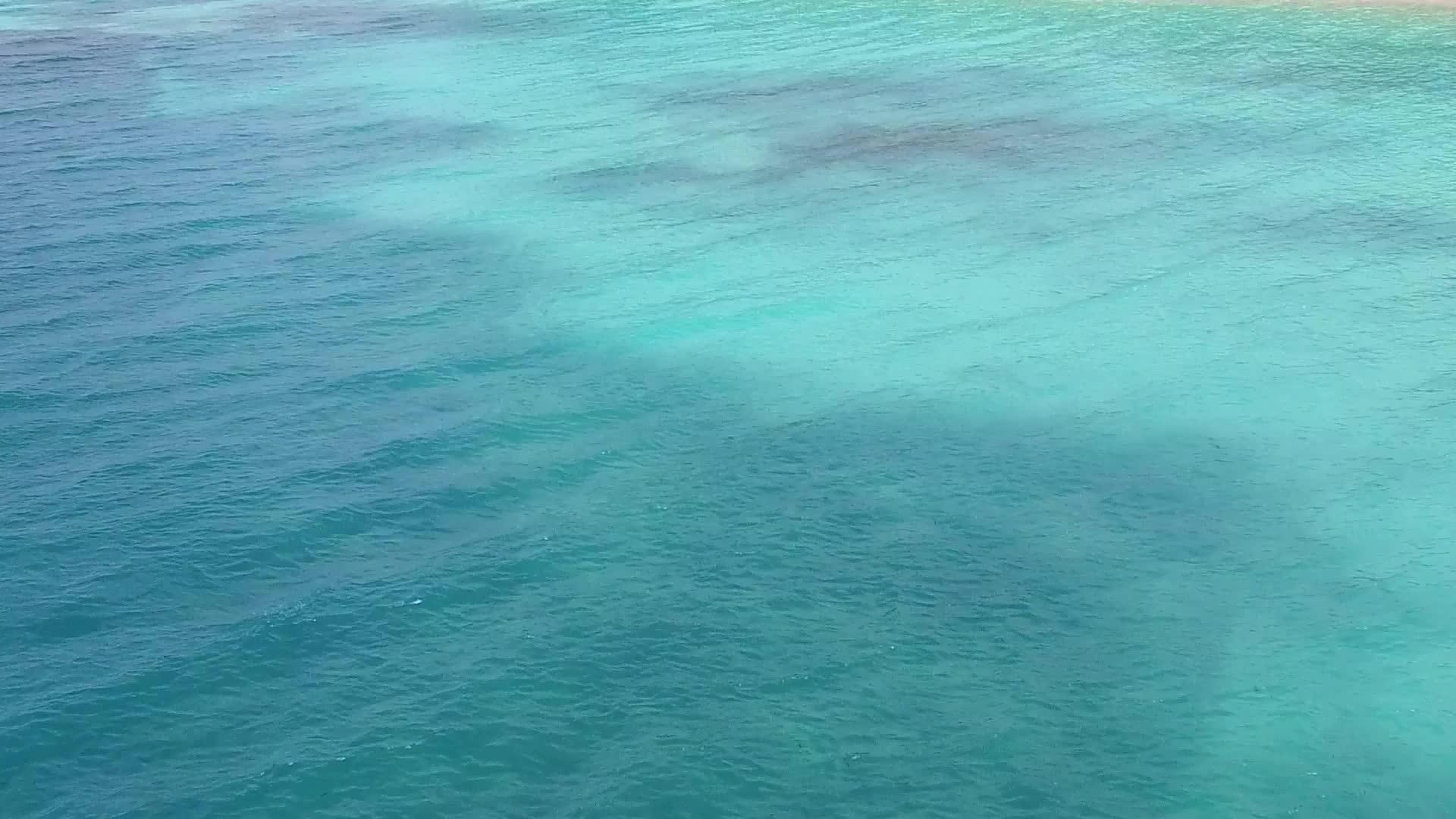 具有透明海洋和白沙背景的异国海滨海滩度假空气视频的预览图