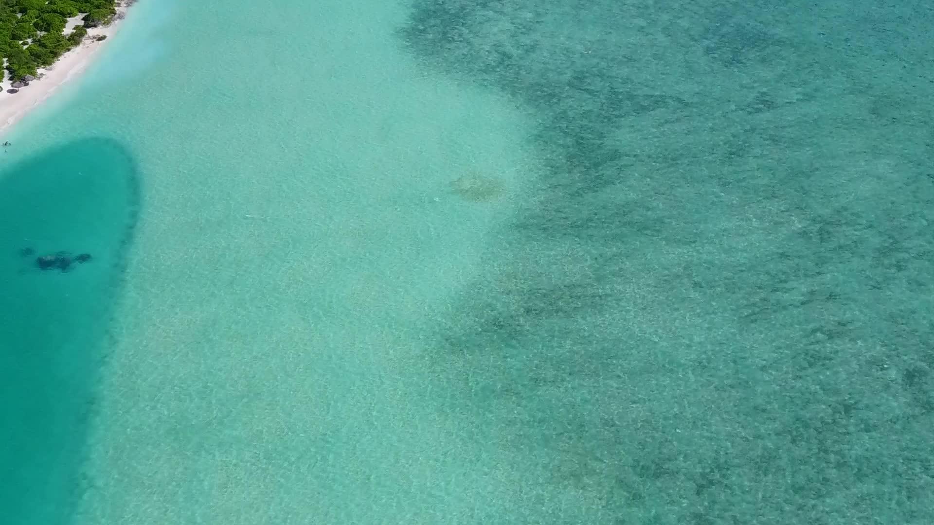 宁湾海滩平滩以蓝海和白沙为背景在空中无人驾驶视频的预览图