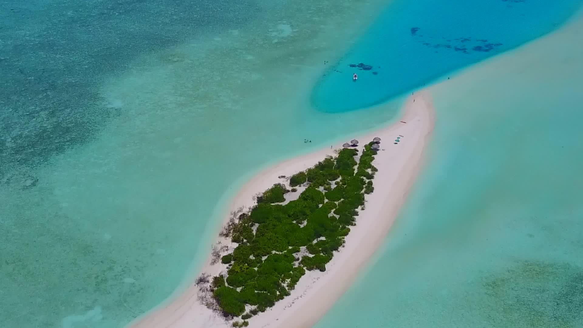 在透明水和白沙的背景下无人机景观在轻松的岛屿海滩上休息视频的预览图