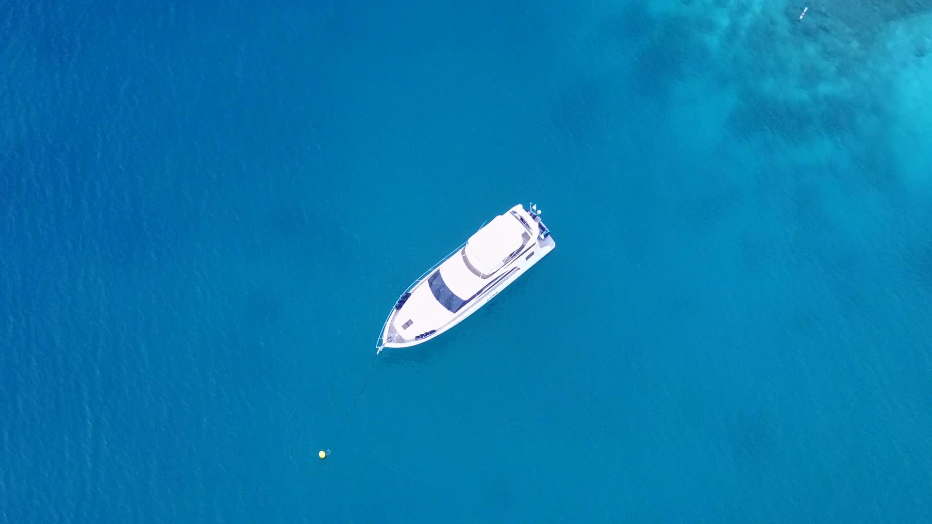 热带岛海滩度假热带岛海滨蓝水和白沙底蓝水视频的预览图