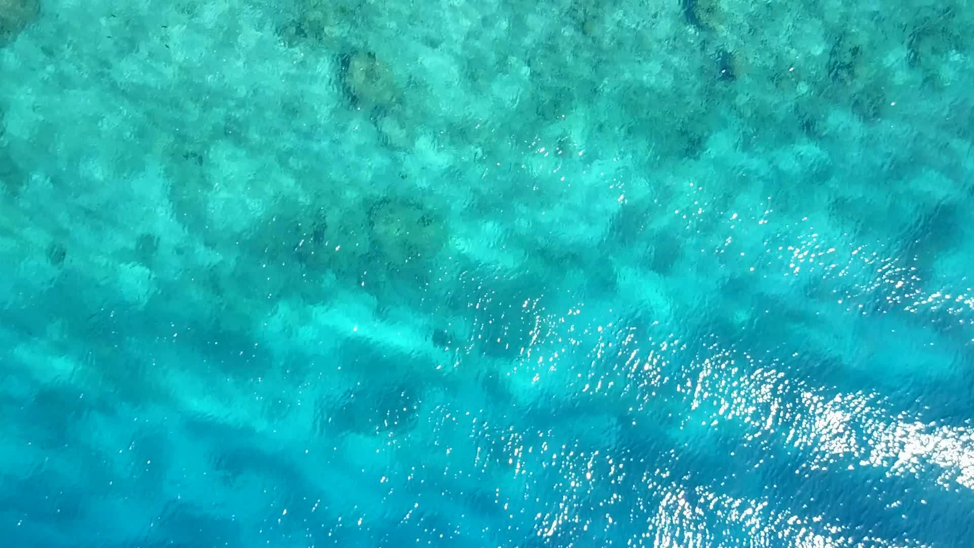 豪华海滩度假蓝水和白沙蓝水景观视频的预览图