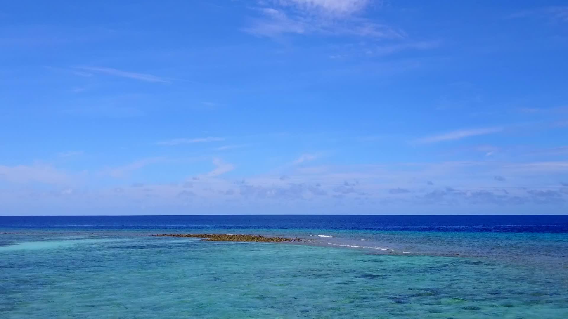 由于浅水和白沙背景的浅水美丽的岛屿海滩断开了海景视频的预览图