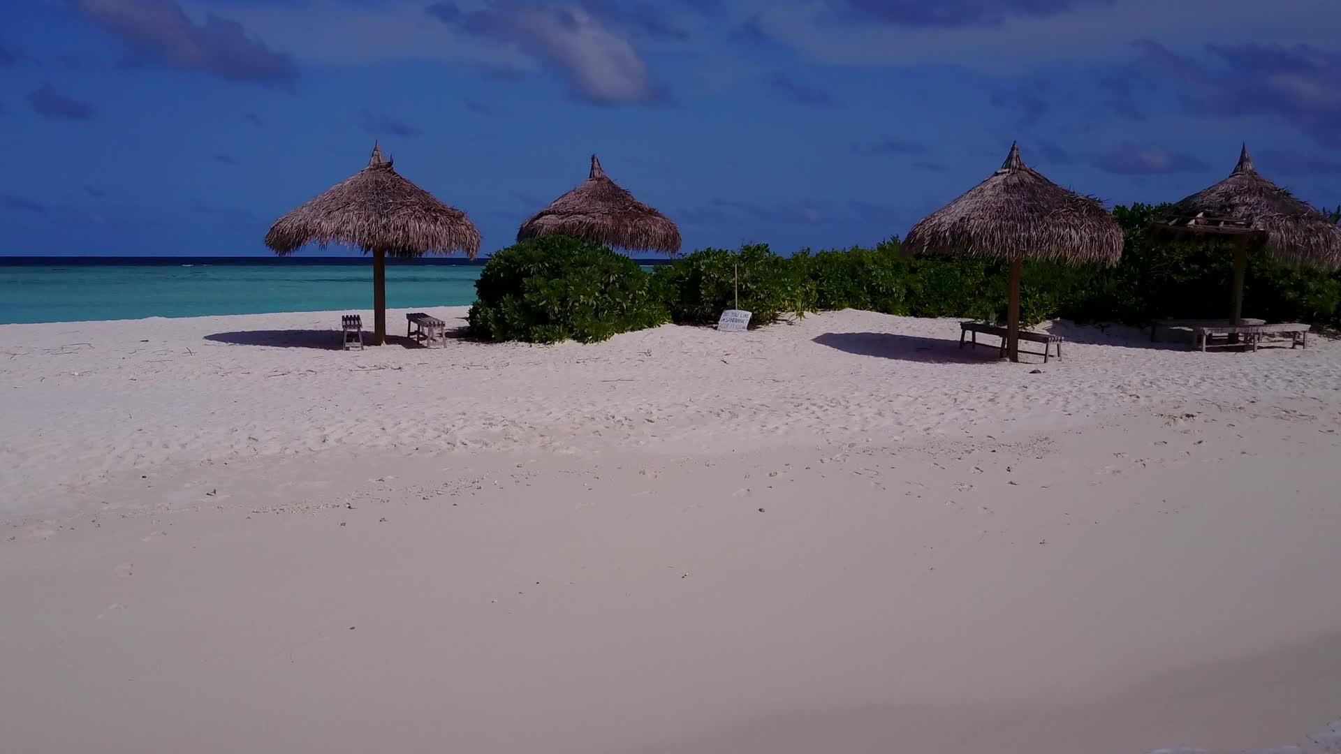 利用蓝海和白沙背景的蓝海放松岛海滩度假视频的预览图