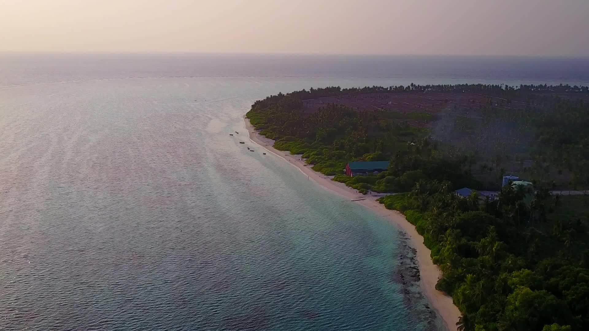 无人驾驶飞机旅行使用蓝色环礁和白色环礁视频的预览图