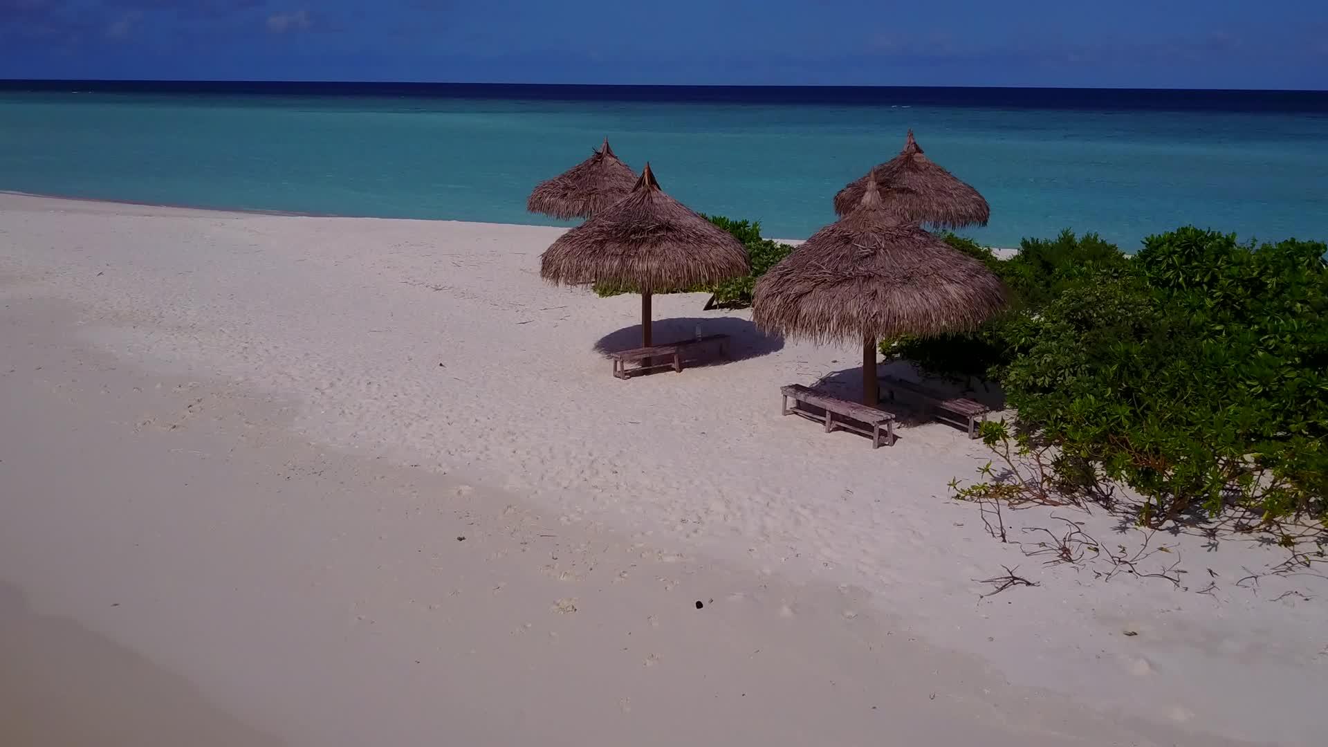 无人驾驶飞机以蓝海和白色海滩的背景打破海洋岛屿海滩视频的预览图