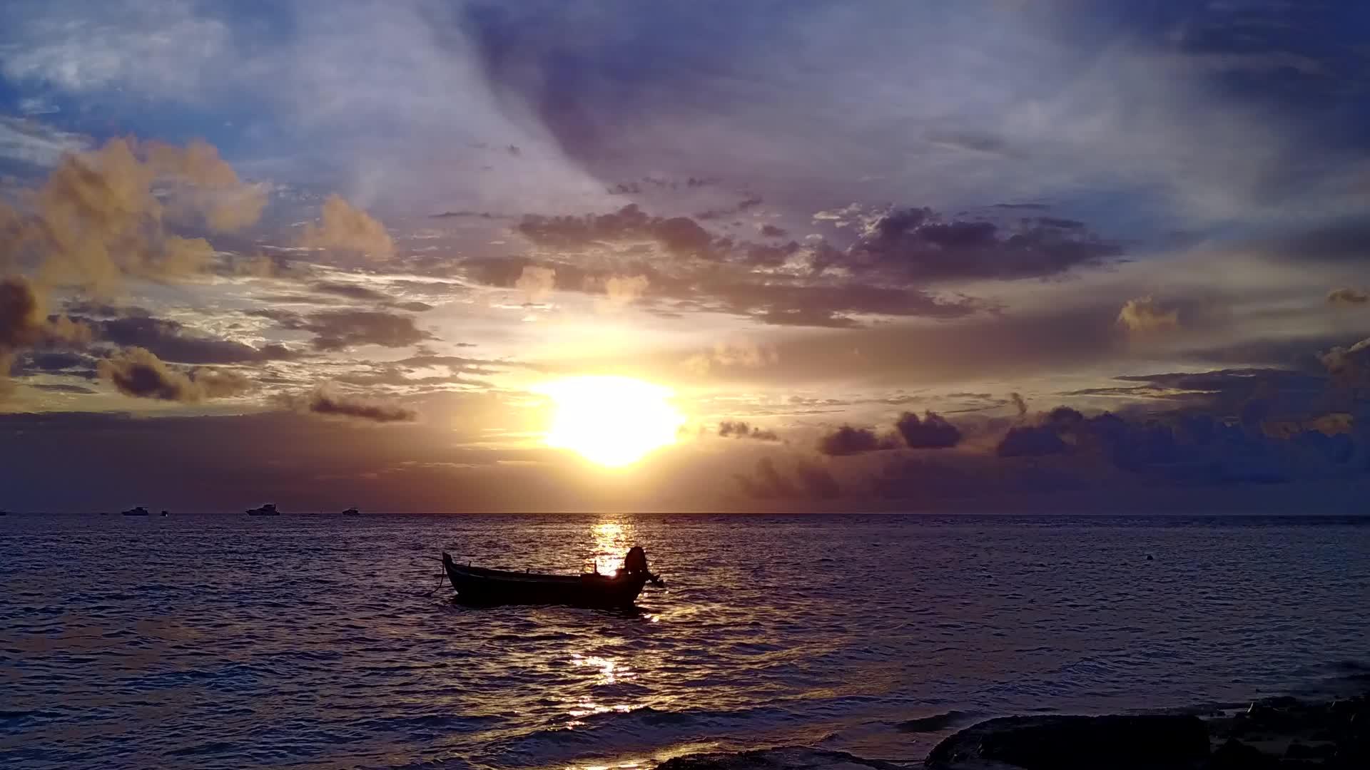 乘坐白沙底蓝水的豪华海滨海滩之旅视频的预览图