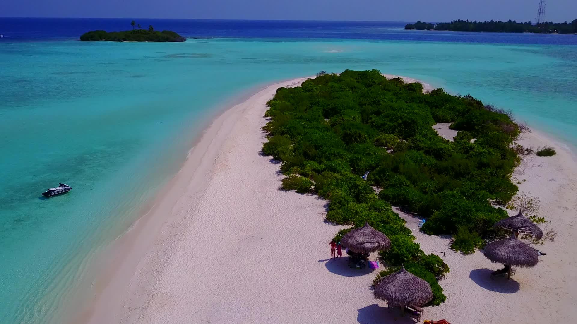 以蓝水和白色沙底为背景的放松岛海滩冒险旅游视频的预览图
