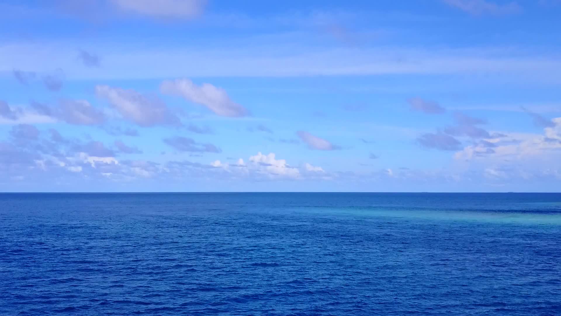 以蓝海和白沙为背景的蓝海是伊德利克湾海滩的自然性质视频的预览图