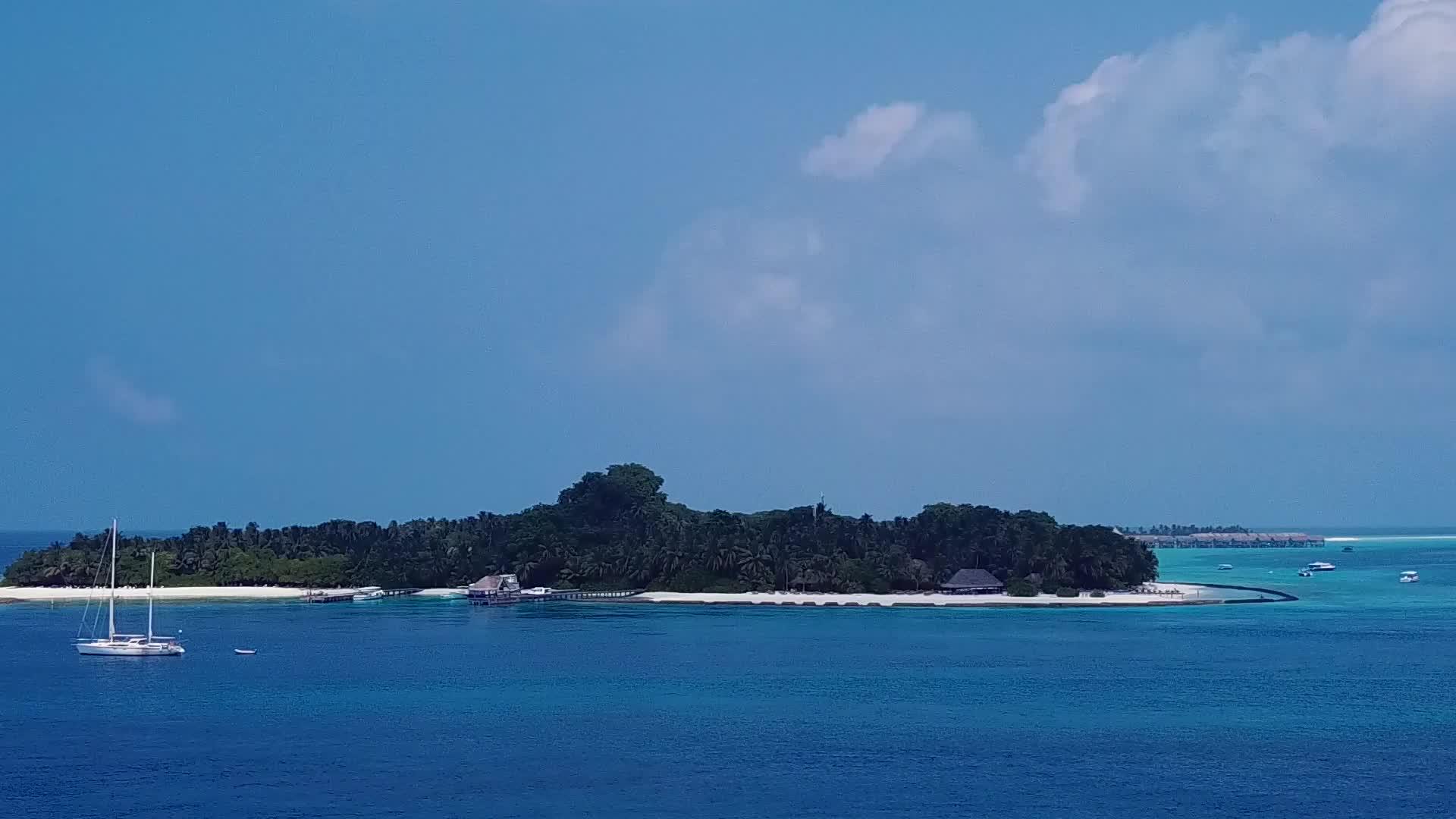 蓝色海洋热带旅游海滩时间通过蓝海和白色海滩的背景视频的预览图