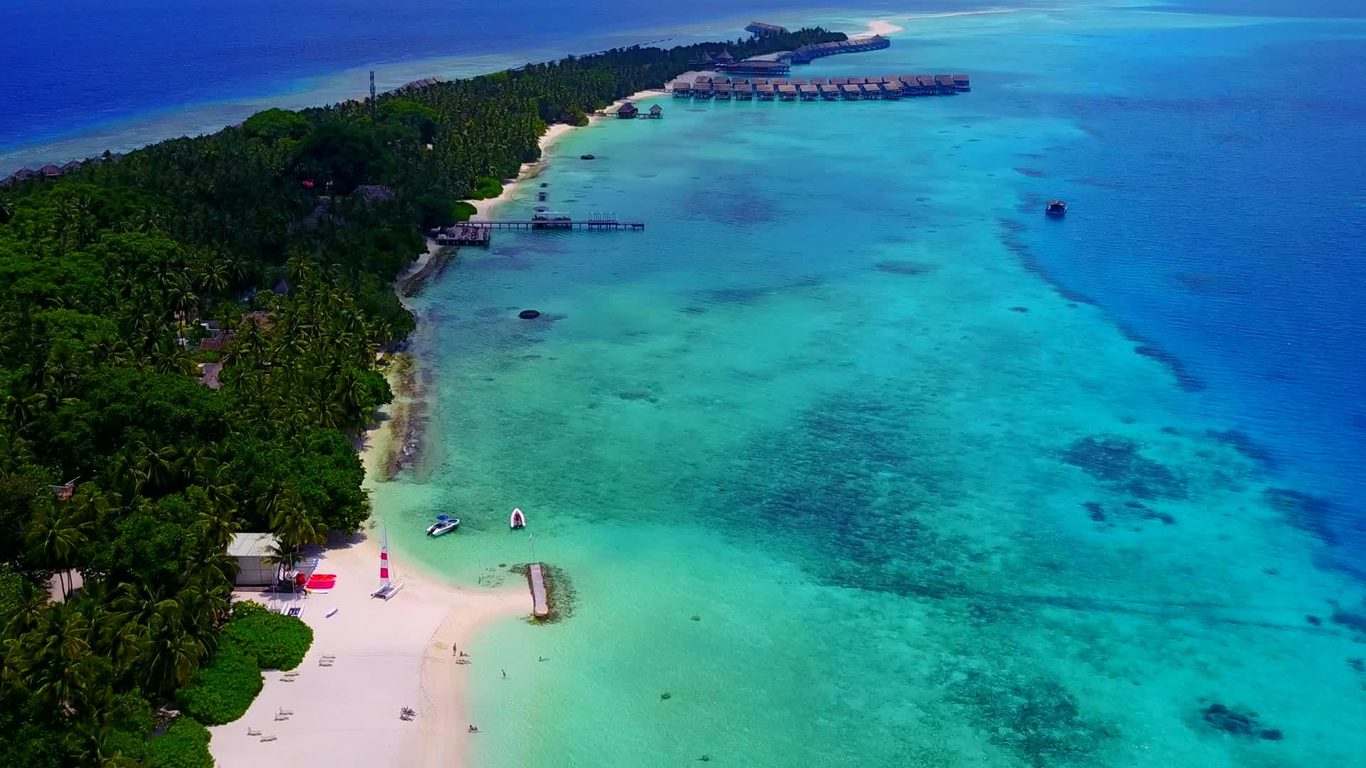 基于浅沙背景的蓝绿色海洋在热带海湾海滩上空观察视频的预览图