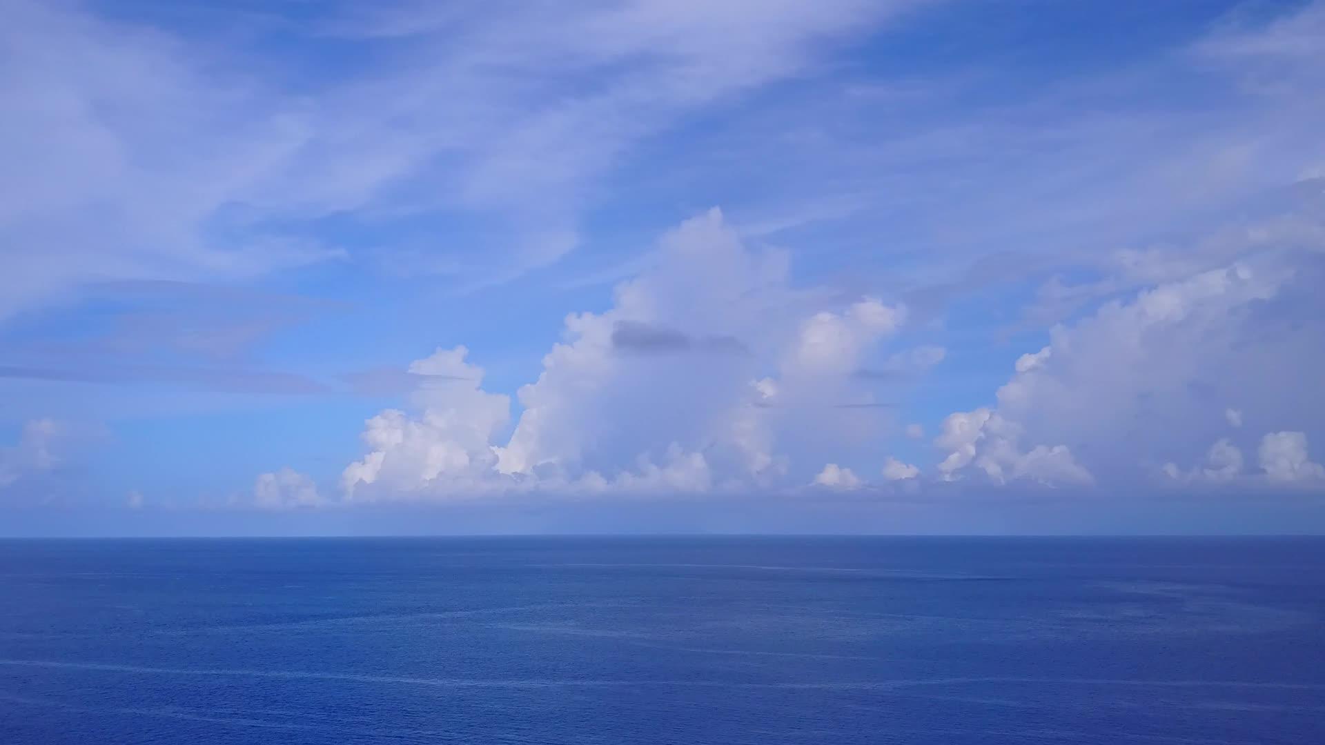 在绿松石海和白沙的背景下完美的度假海滩之旅视频的预览图