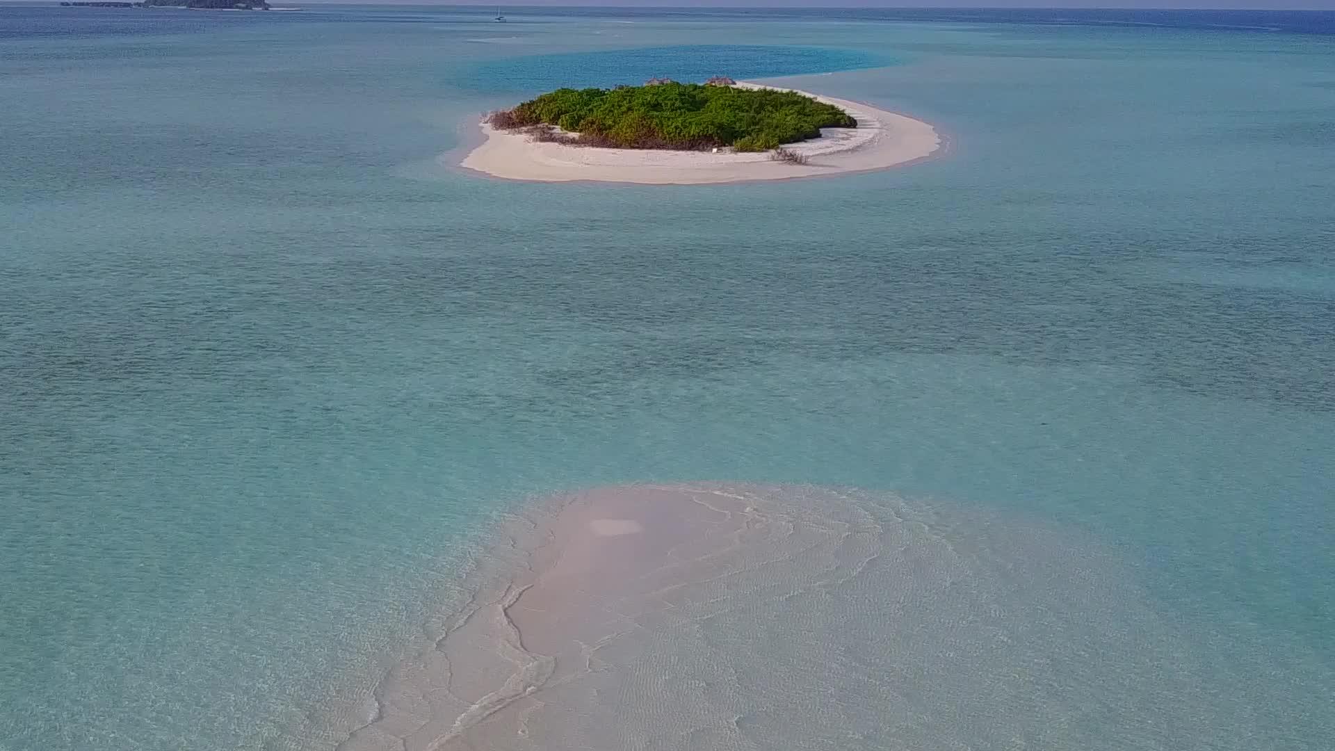 白沙背景蓝海美丽旅游海滩度假无人机景观全景视频的预览图