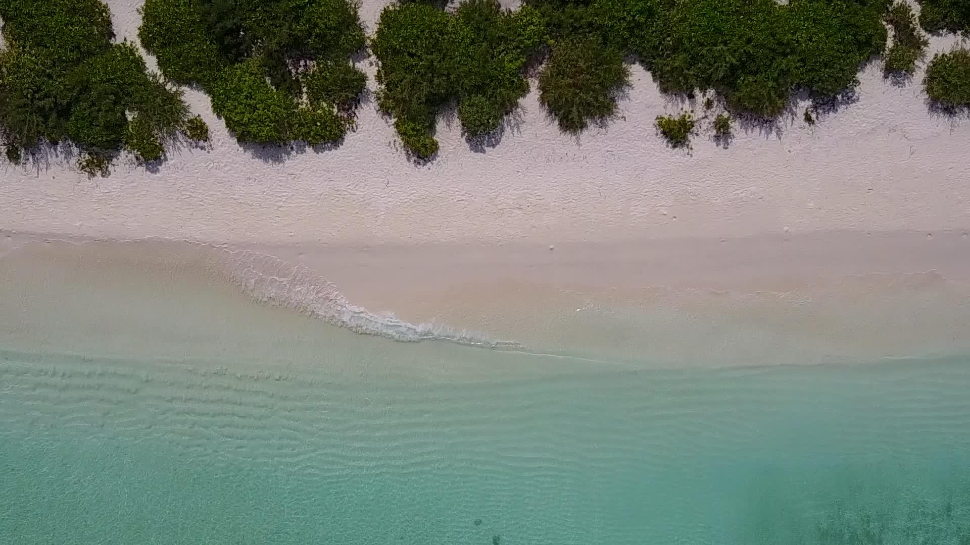 白沙底水蓝水环礁湖海滩是一个完美的假日全天观赏风景视频的预览图
