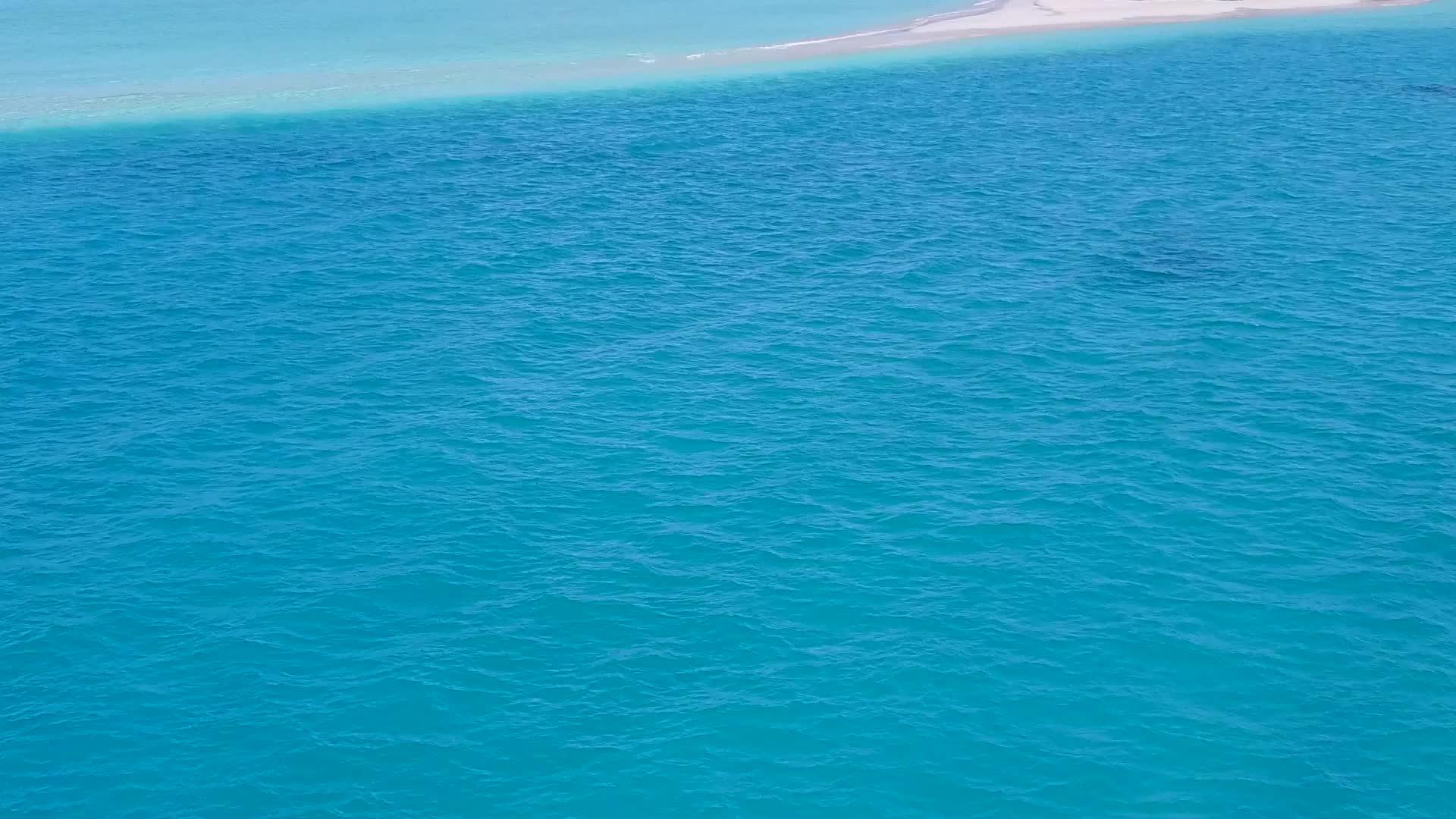 以白沙为背景的海洋海岸海滩清海探险活动视频的预览图
