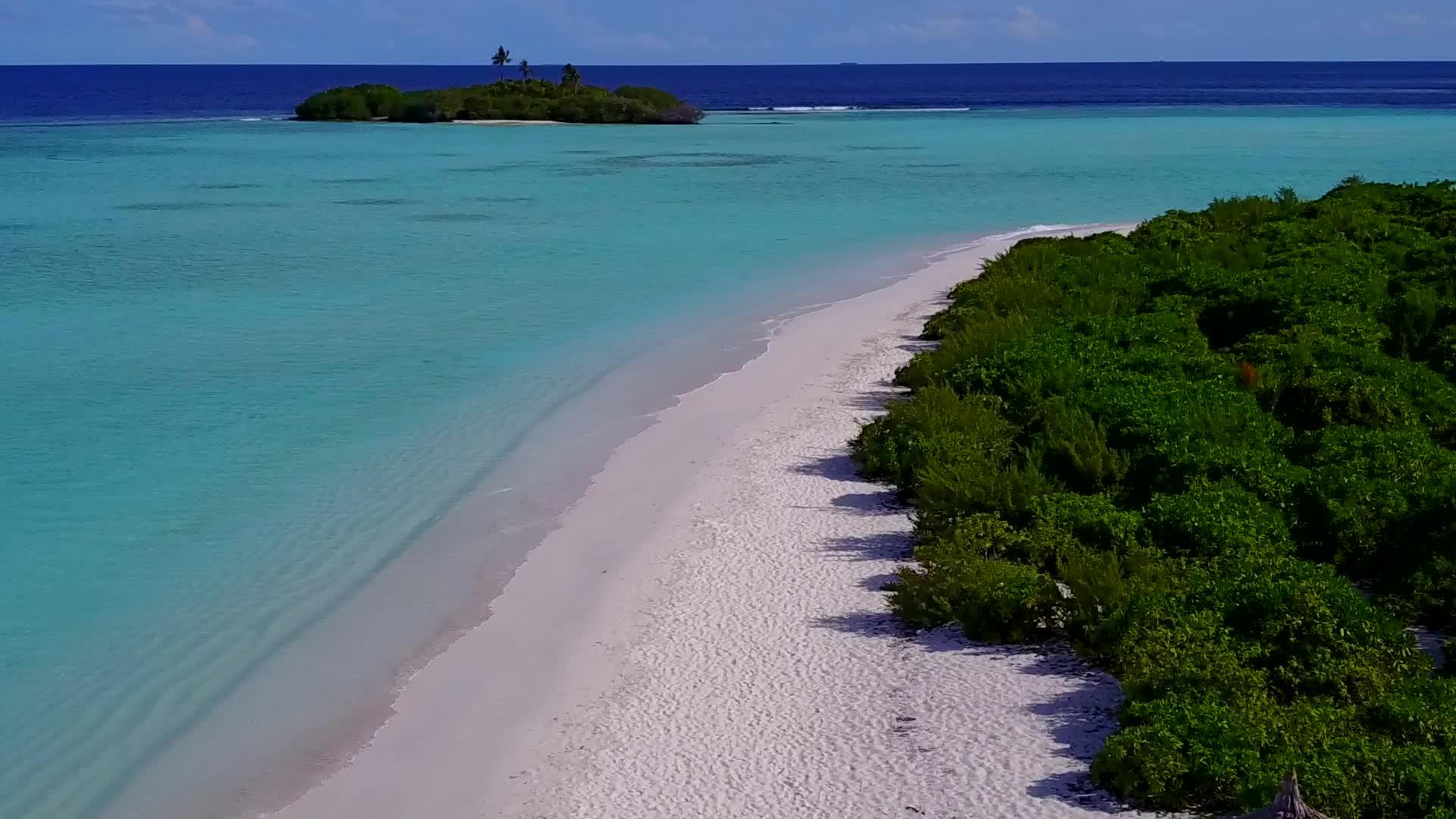 海洋度假胜地海滩冒险海景以蓝海和白沙为背景视频的预览图
