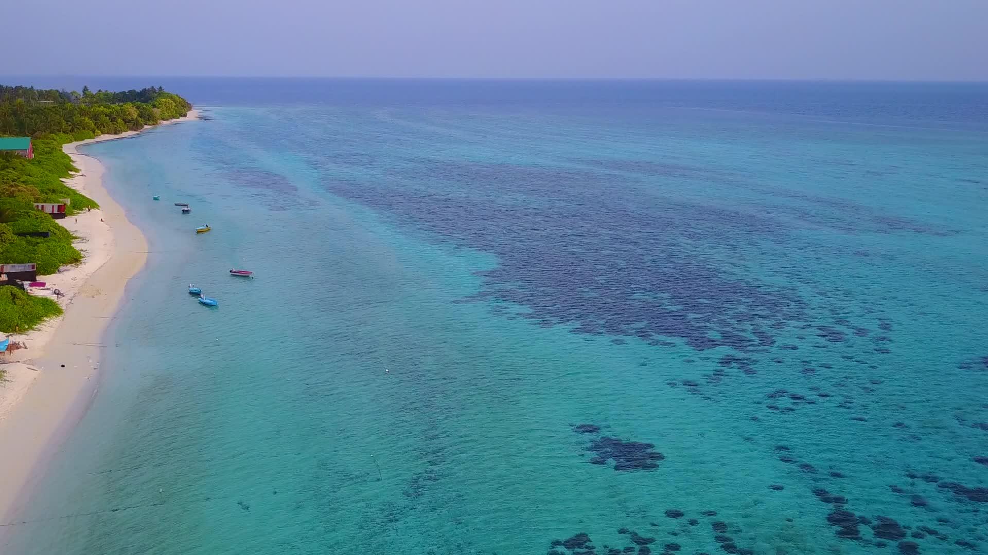 无人驾驶飞机蓝水和浅沙背景的异国海岸海滩之旅视频的预览图