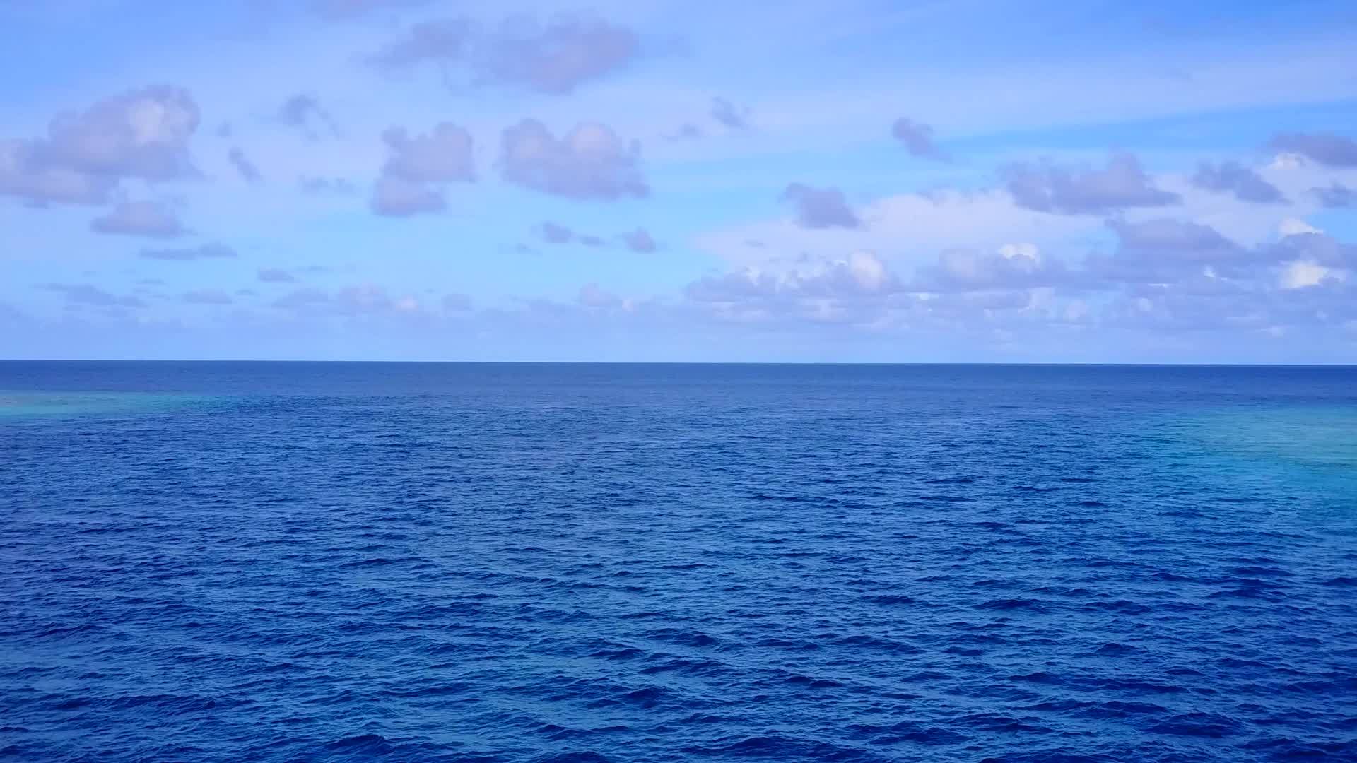 热带度假胜地海滩度假村浅海和白色海滩背景无人驾驶视频的预览图