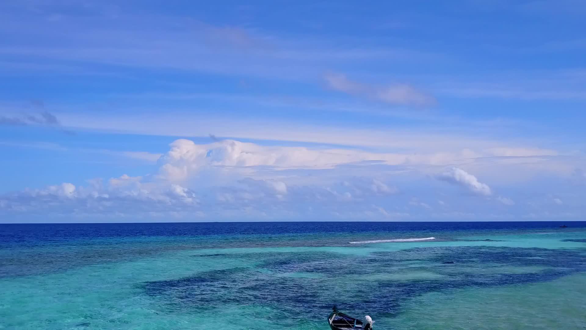 以蓝环礁湖和干净的沙地为背景放松海滩冒险无人驾驶视频的预览图