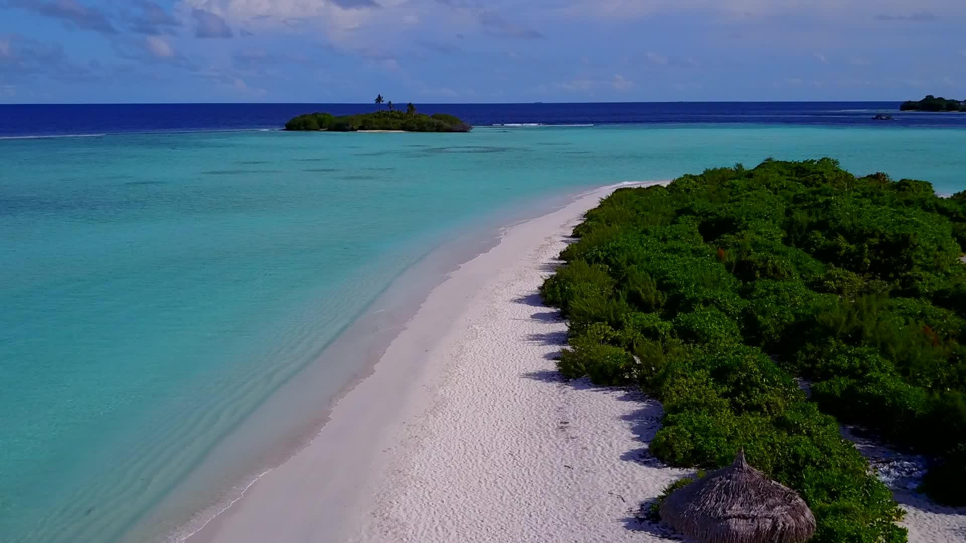 以蓝色环礁湖为例色环礁湖为例观赏环礁湖平静的海滩视频的预览图