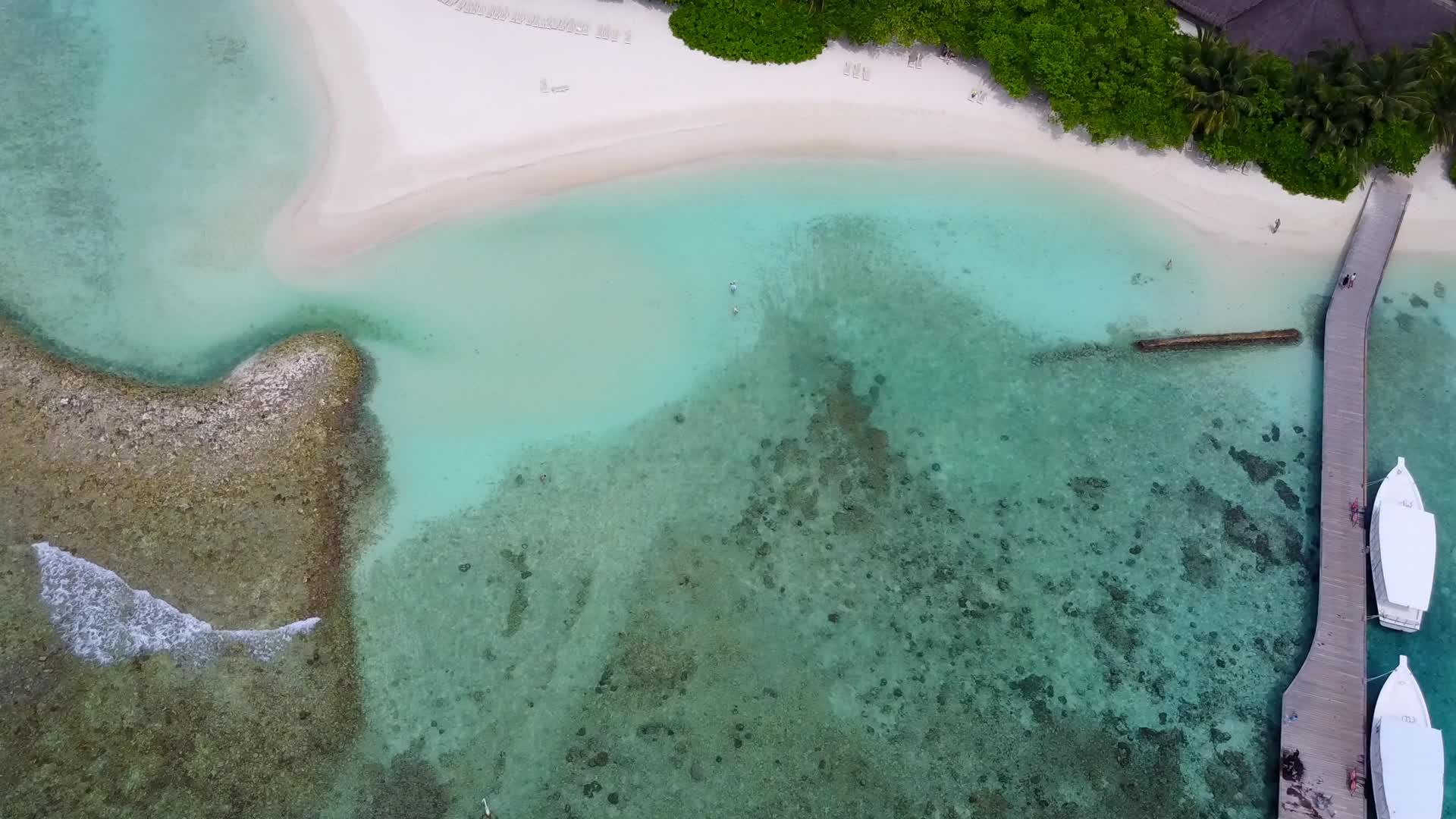 以白色沙滩背景浅海为例完美的海岸海滩假日在空中无人驾驶视频的预览图