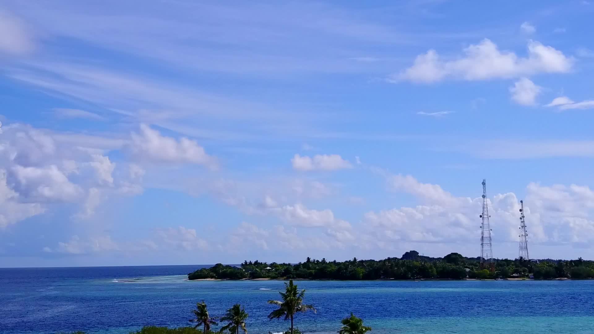 宁静的岛屿海滩假日风景以绿水和白沙为背景视频的预览图