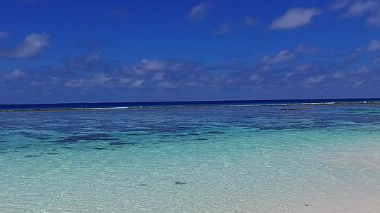 以清沙为背景的蓝色海洋突破了海岸海滩完美的海岸线全景视频的预览图