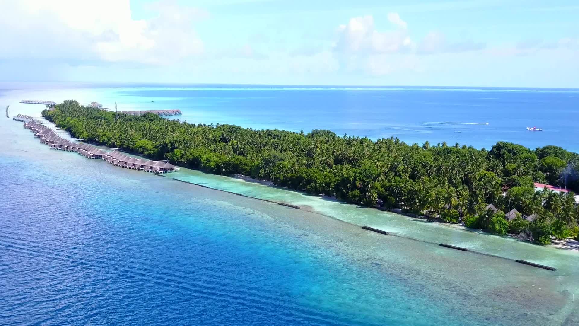 蓝色的海水和干净的沙滩背景下宁静的海岸线海滩旅行视频的预览图