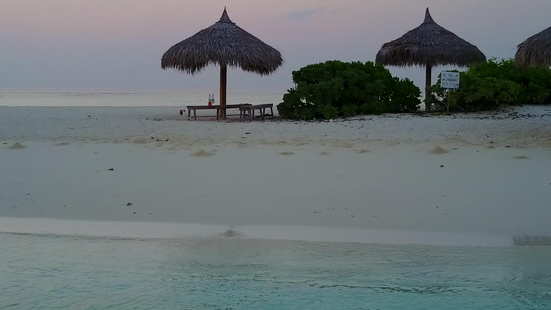 蓝海白沙背景下的异国海岛海滩之旅视频的预览图