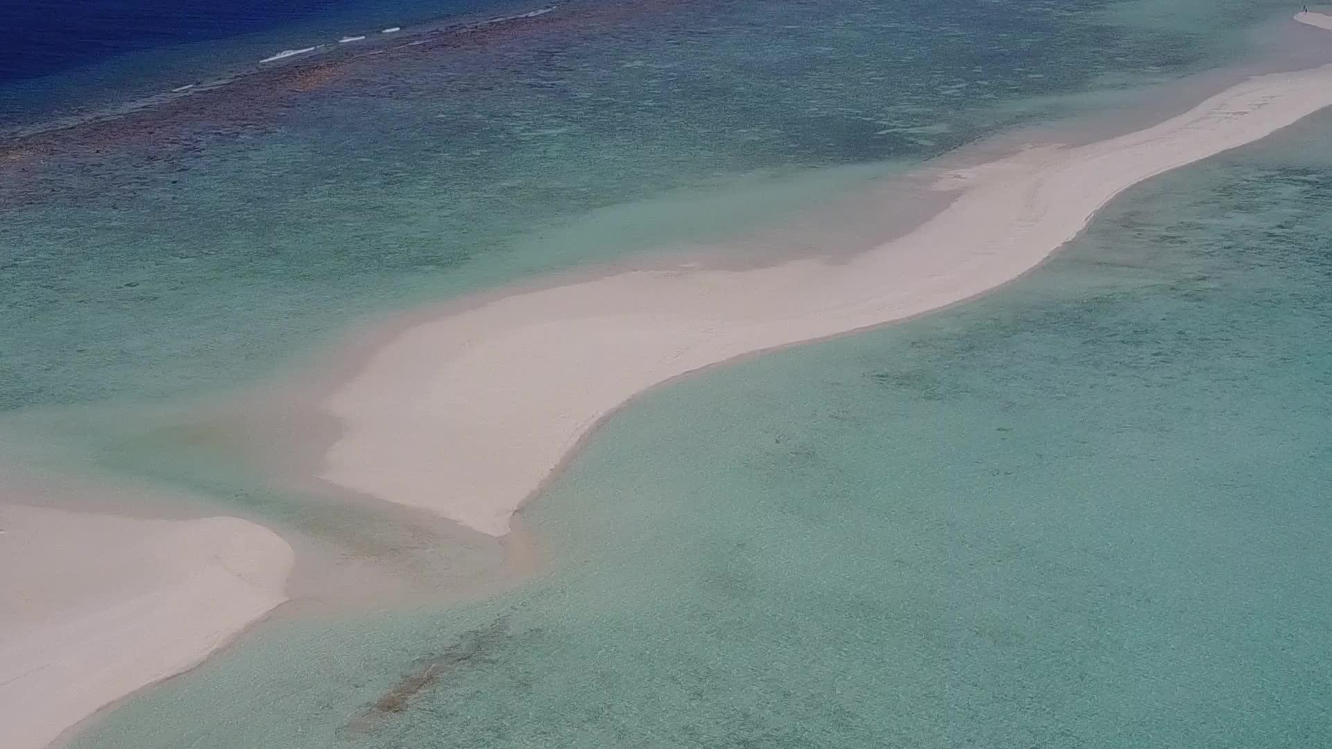白沙背景蓝海完美海滩航行无人机航行视频的预览图
