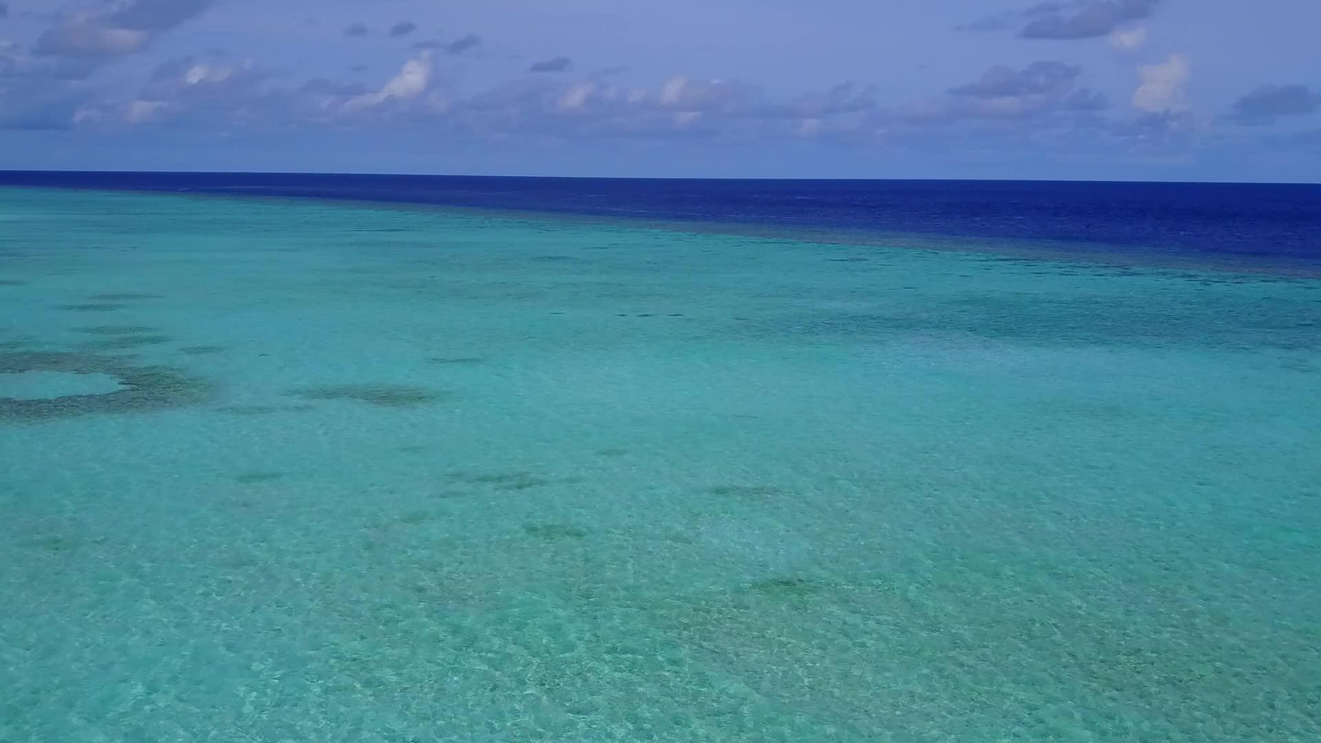 白沙背景绿松石泻湖天堂海滩之旅视频的预览图