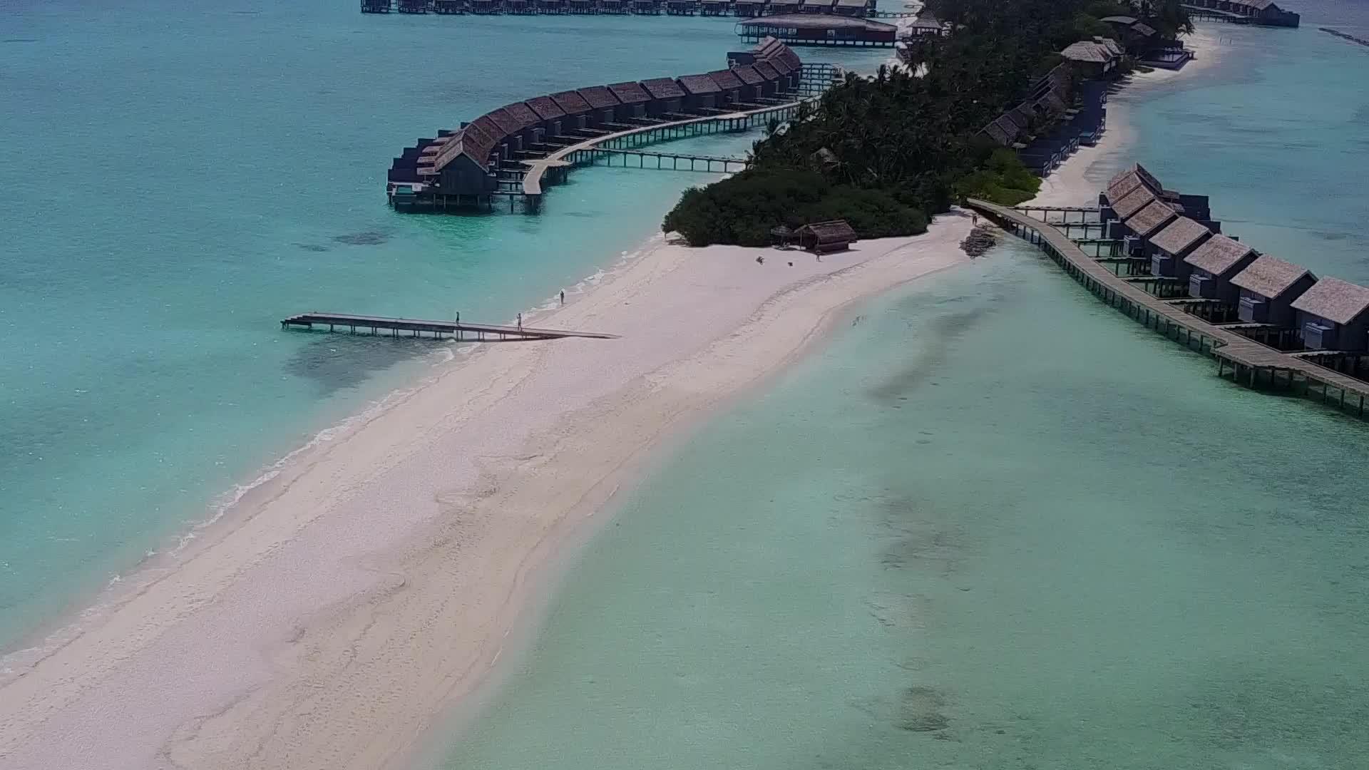 白丽的海湾海滩度假空中无人驾驶无人驾驶视频的预览图