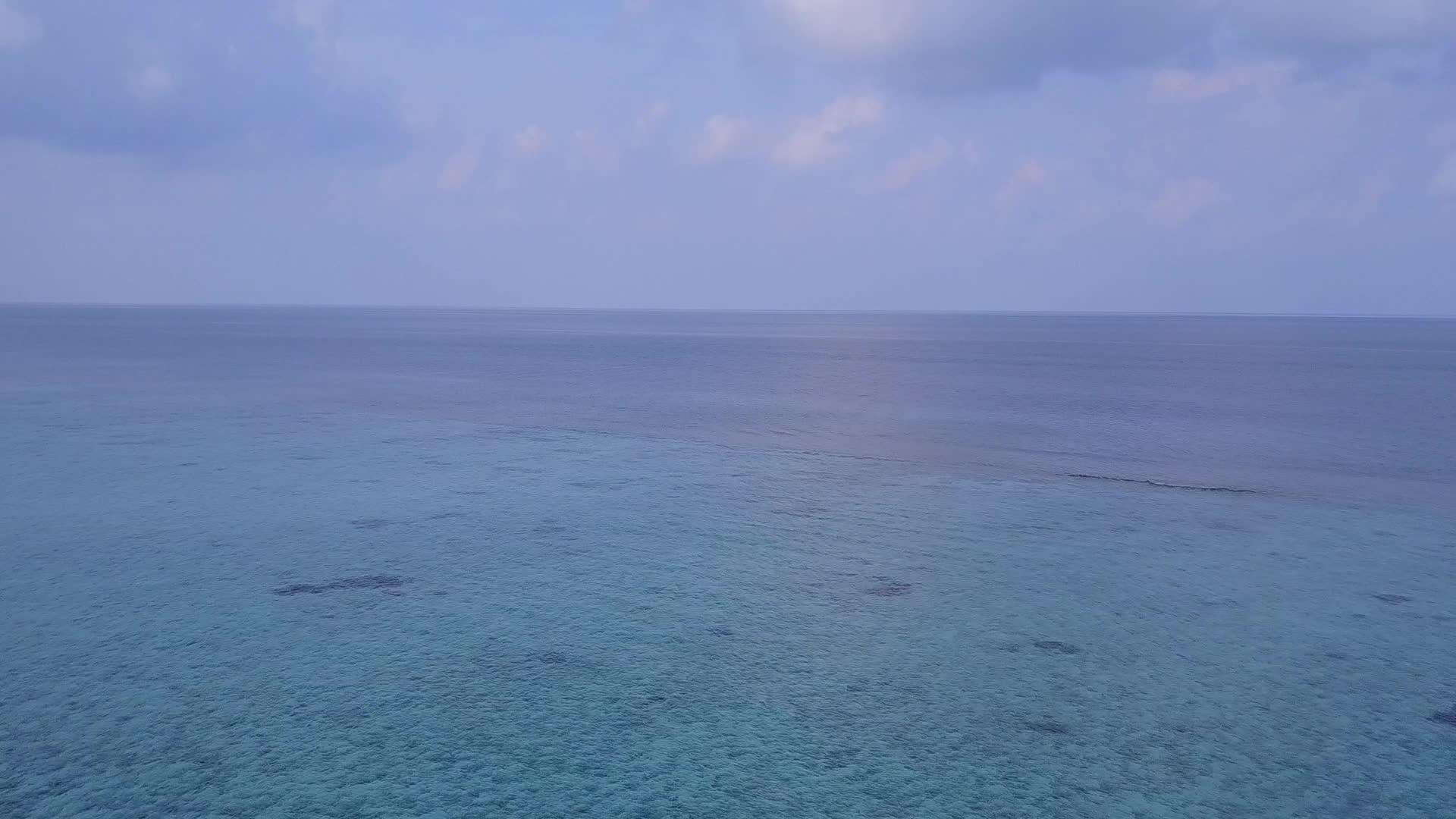 热带旅游海滩野生野生海滩采用蓝绿水和浅沙背景的绿蓝绿水视频的预览图