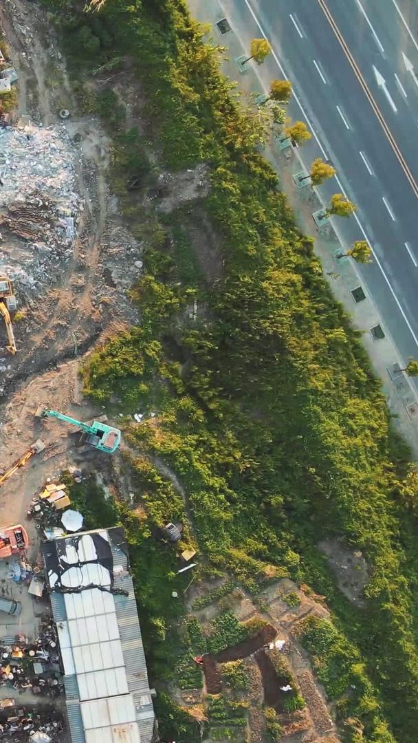 航拍城市建设停满挖掘机的工地材料视频的预览图