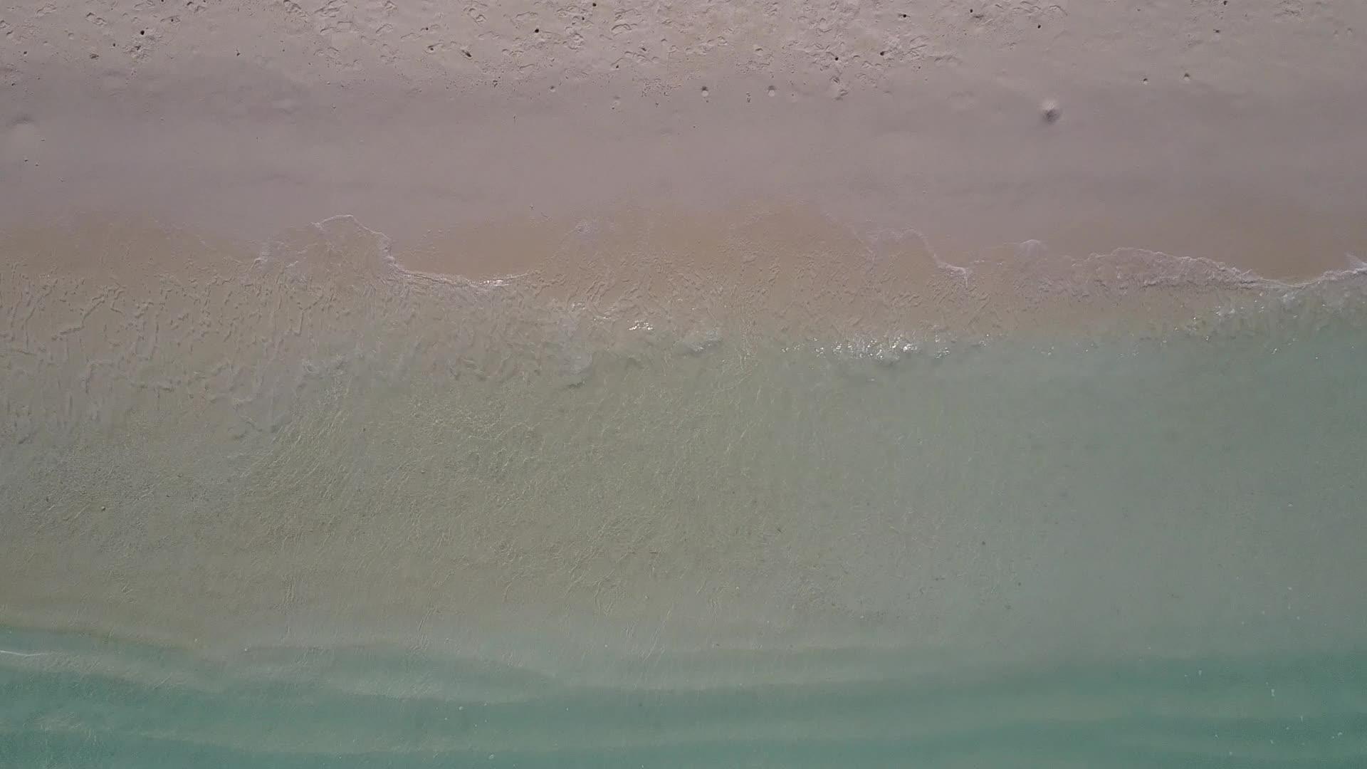 在蓝色水和白色沙尘的背景下看着海滩生活方式的狂风视频的预览图