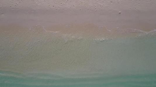在蓝色水和白色沙尘的背景下看着海滩生活方式的狂风视频的预览图