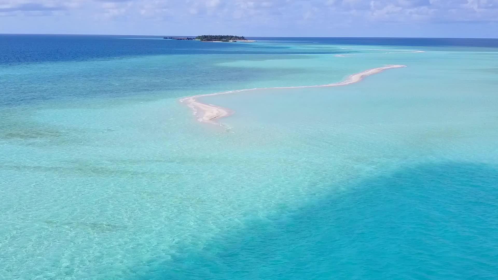 海洋和白色沙子的背景是以蓝海和白沙为背景视频的预览图