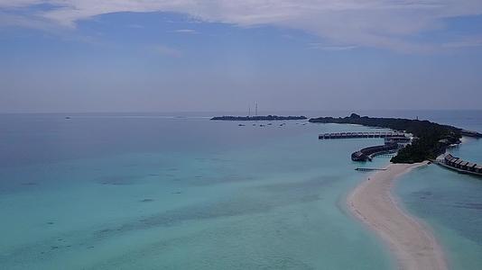 无人驾驶飞机以浅水和白沙为背景环礁湖海滩航程安静视频的预览图