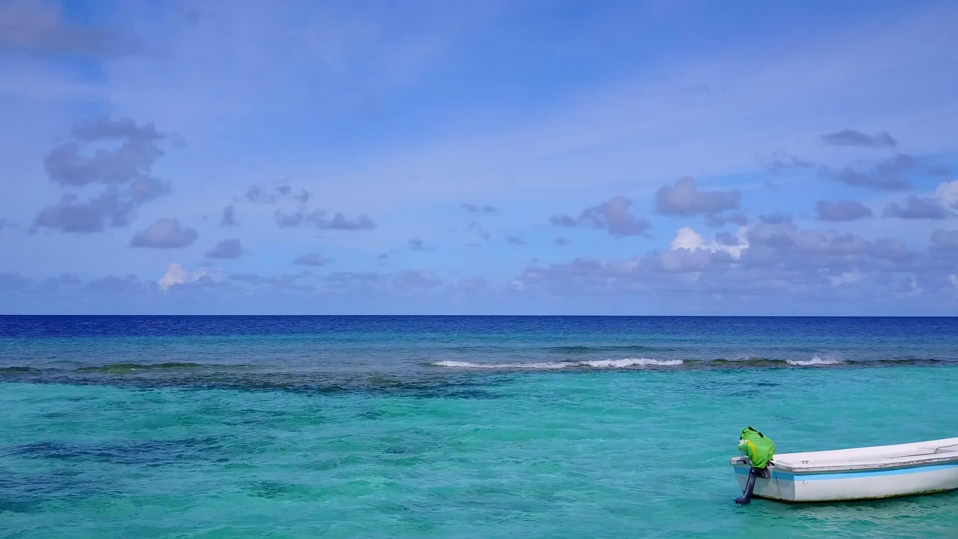 以蓝水和白色沙尘为背景的天堂海滩航程视频的预览图
