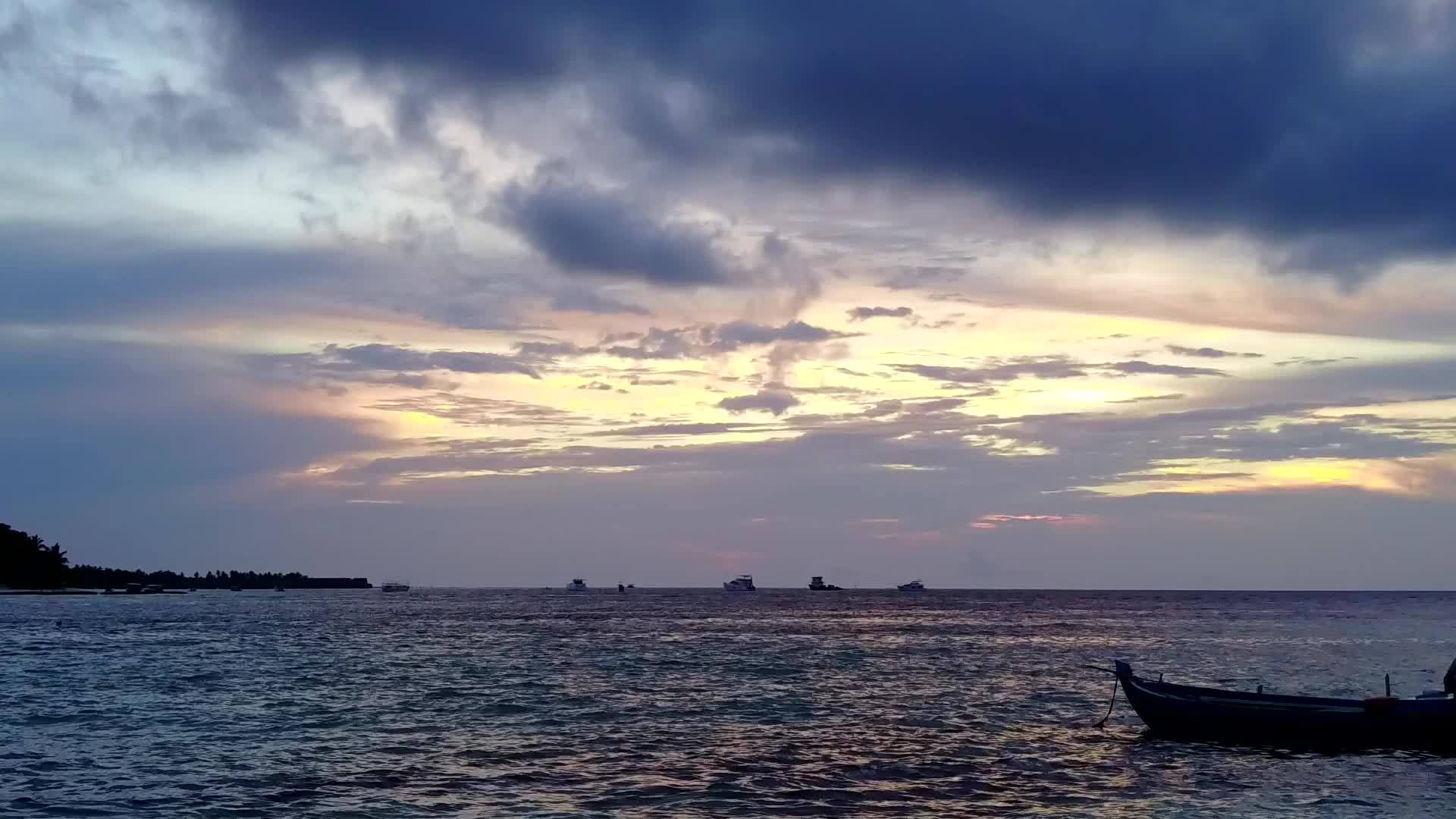 蓝绿色的大海和白色的沙底背景放松度假胜地海滩时间的空气视频的预览图