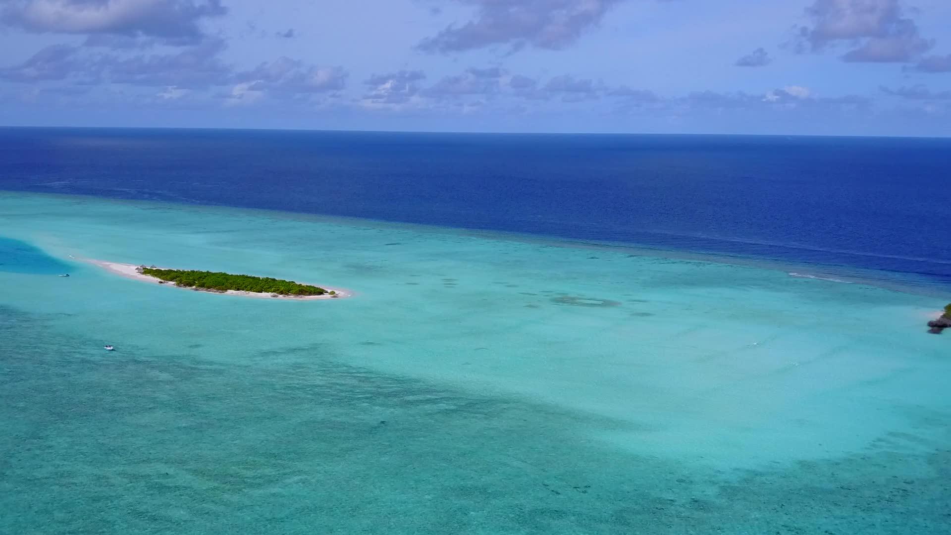 以蓝水和白沙土为背景的海滩假日异国情调的无人驾驶飞机视频的预览图