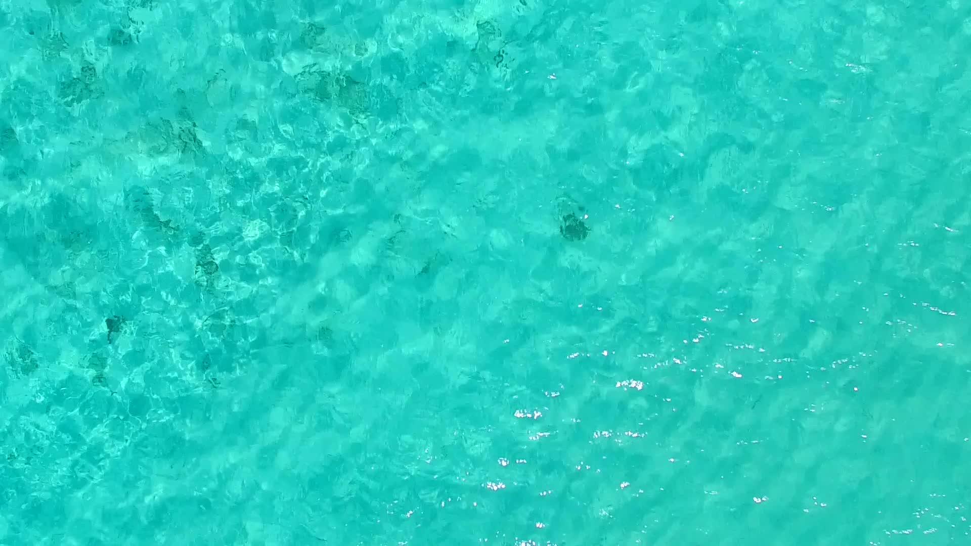 空中无人驾驶飞机的完美度假胜地风景海滩是因为白沙的背景视频的预览图