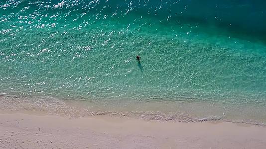 白色沙滩背景的水蓝色海洋田园诗般的海滩度假空气视频的预览图