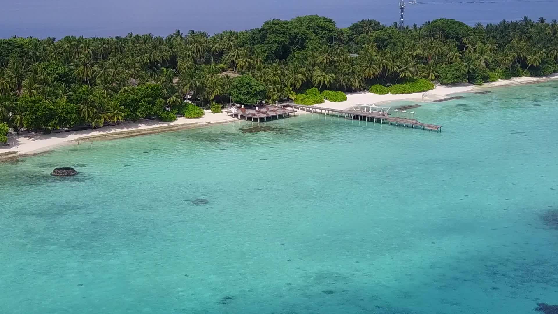 白色沙滩背景下的水蓝色泻湖美丽的泻湖海滩时间天空视频的预览图