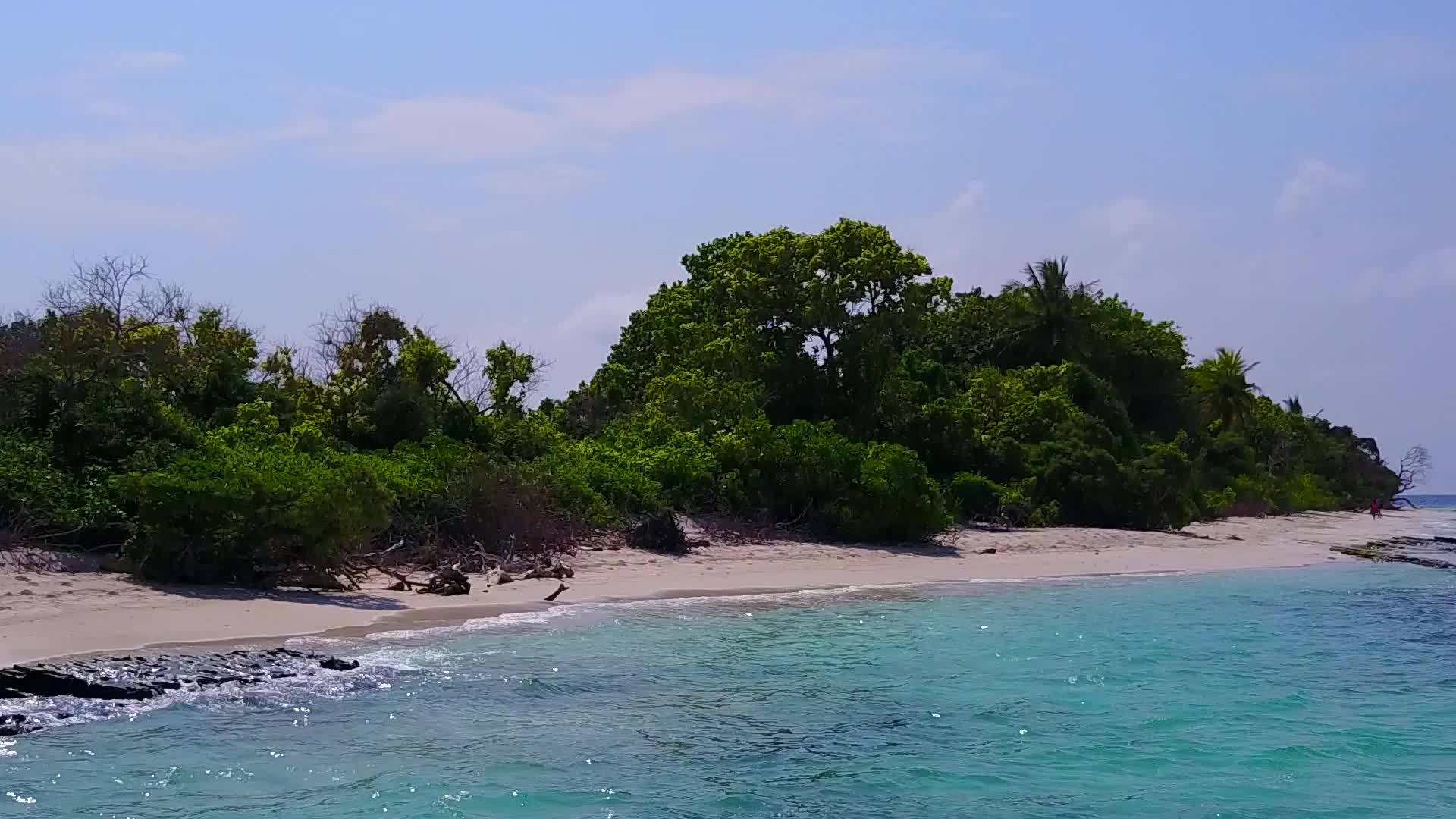 白沙背景蓝海豪华旅游海滩生活方式视频的预览图