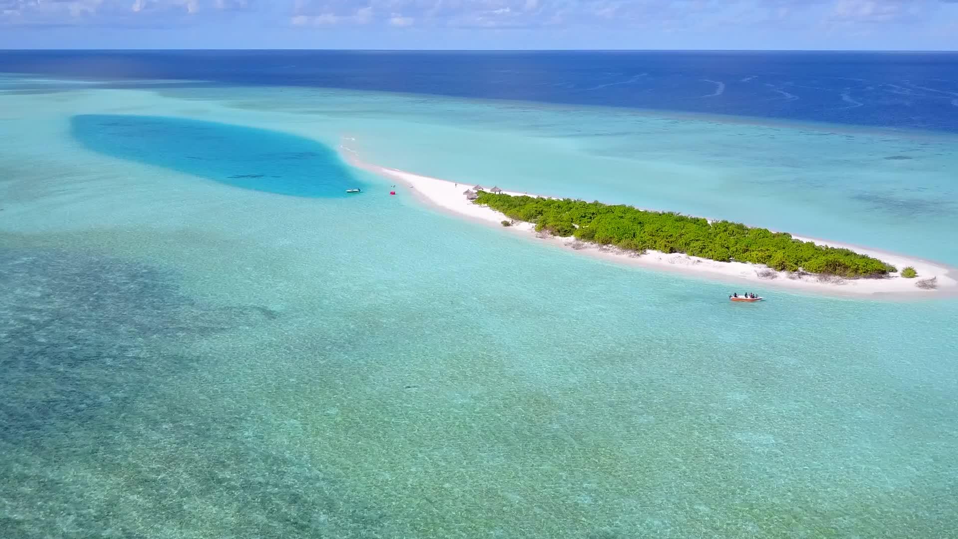 一个奇怪的度假胜地海滩由蓝色环礁和白色沙滩背景的蓝色环礁组成视频的预览图