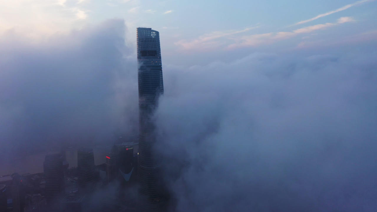4K航拍云海下的上海浦东视频的预览图