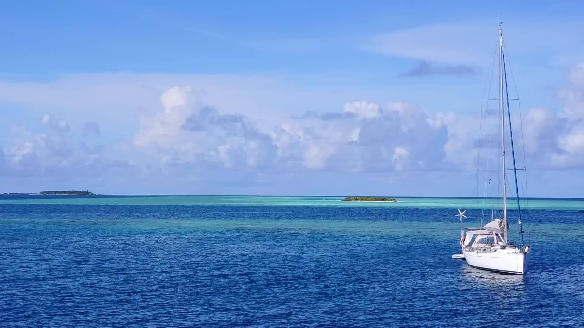 天堂环礁湖海滩观光航空在透明海和清洁沙地的背景下航行视频的预览图